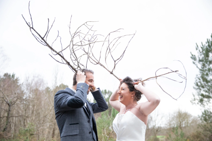 mariés utilisant des branches comme les bois d'un cerf