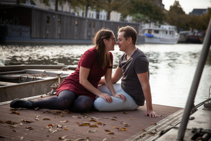 futurs mariés heureux en bord de Loire