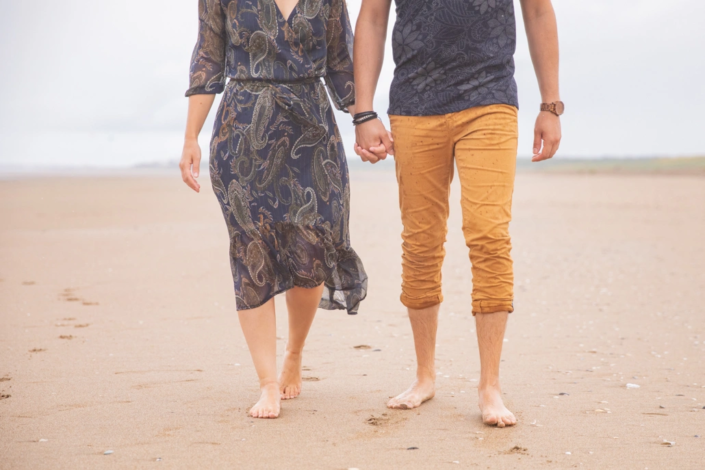 couple marchant sur le sable